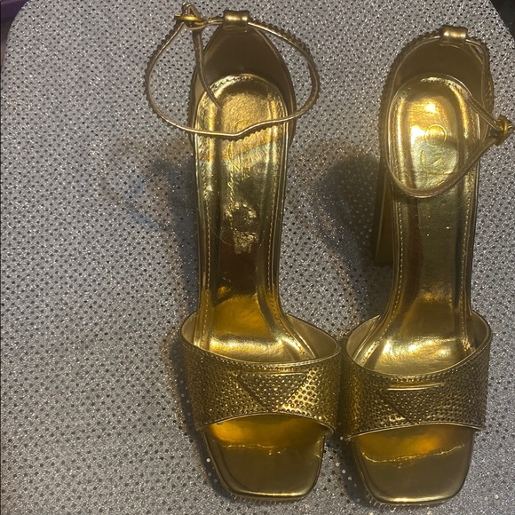 Elegant Gold Women's Heels - Picture 3 of 6